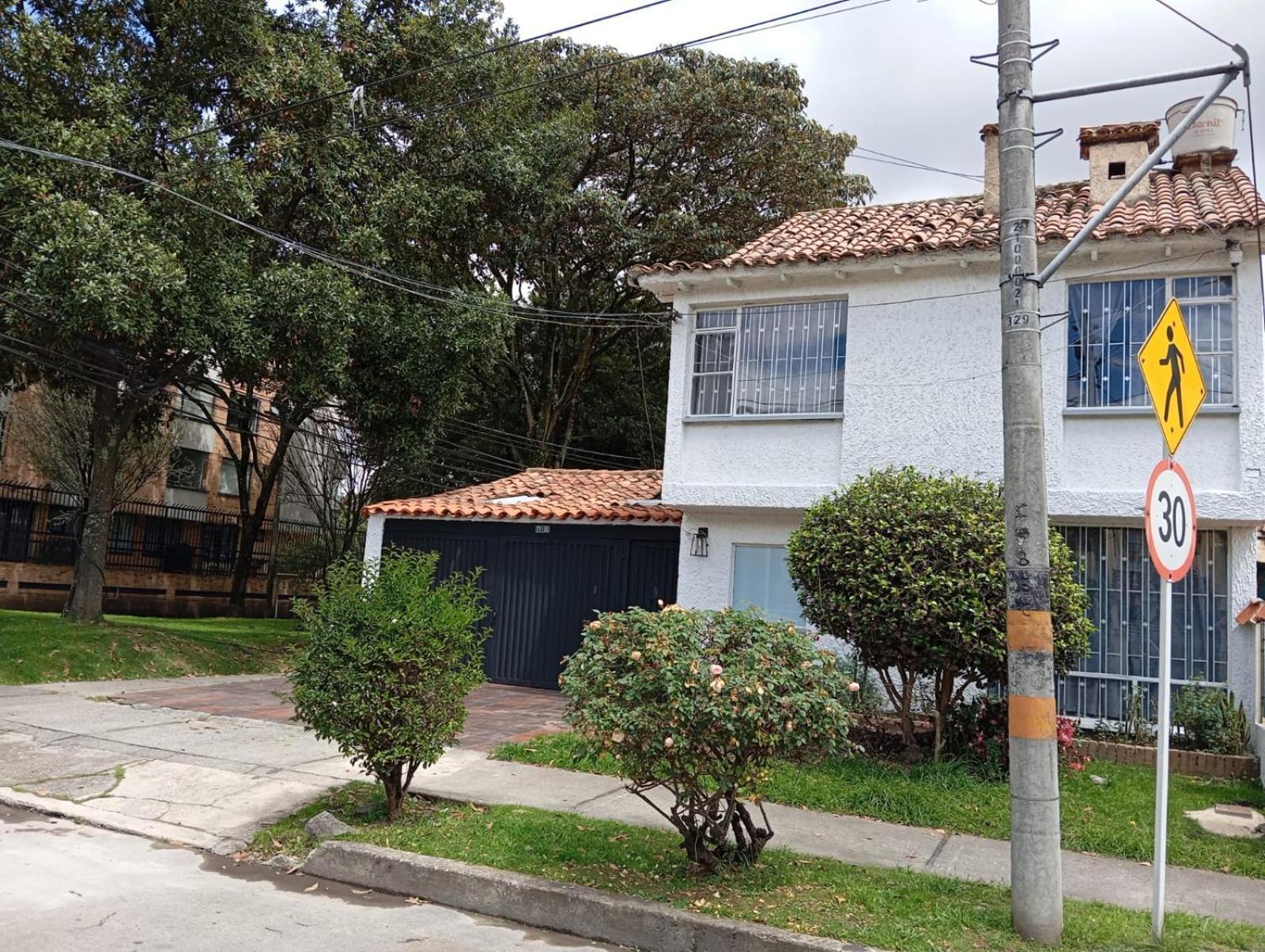Casa Pontevedra - Cerca A La Clinica Shaio, Bogotá